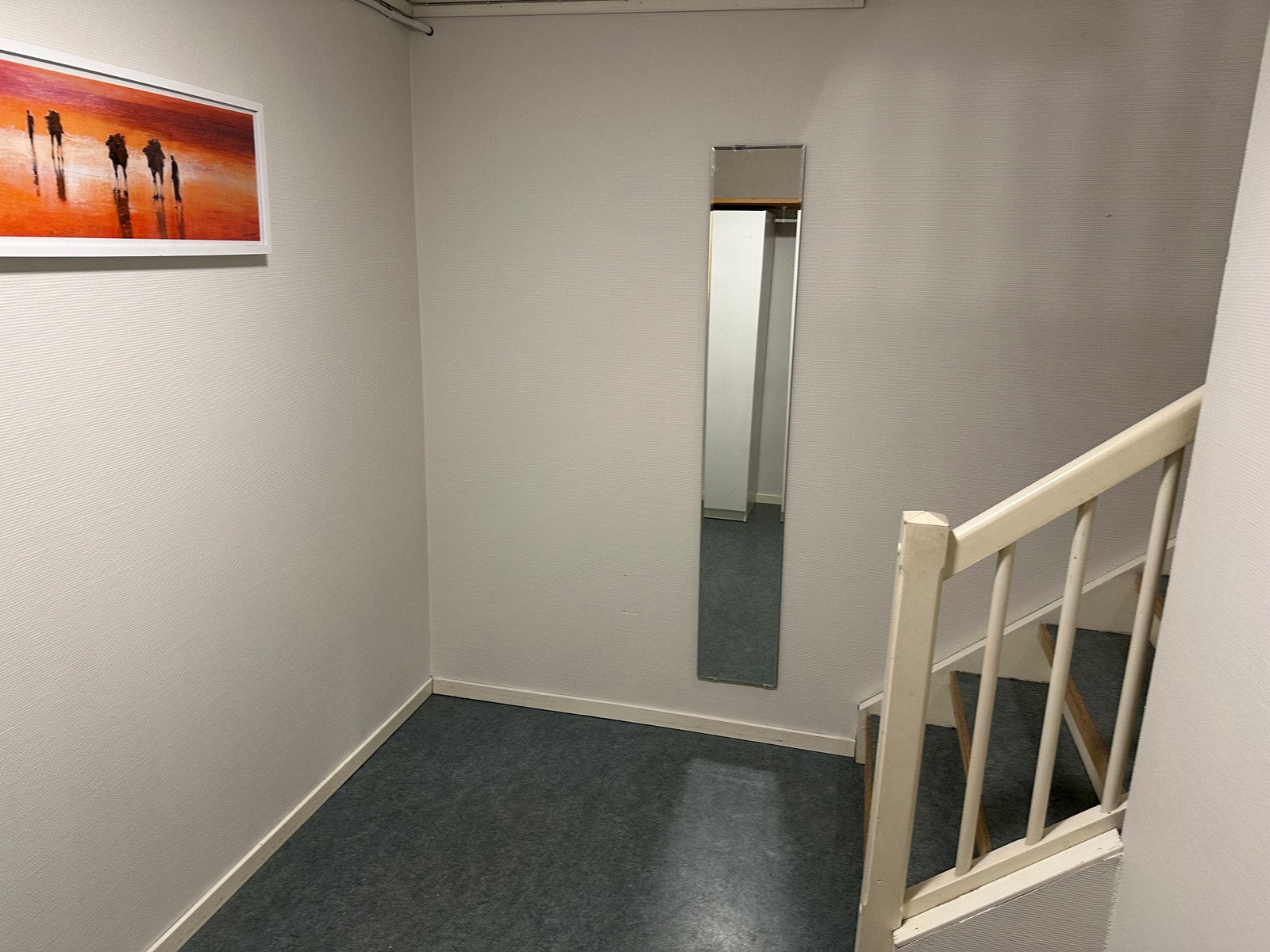 Stor gang nede i 1 etasje Galleribilde