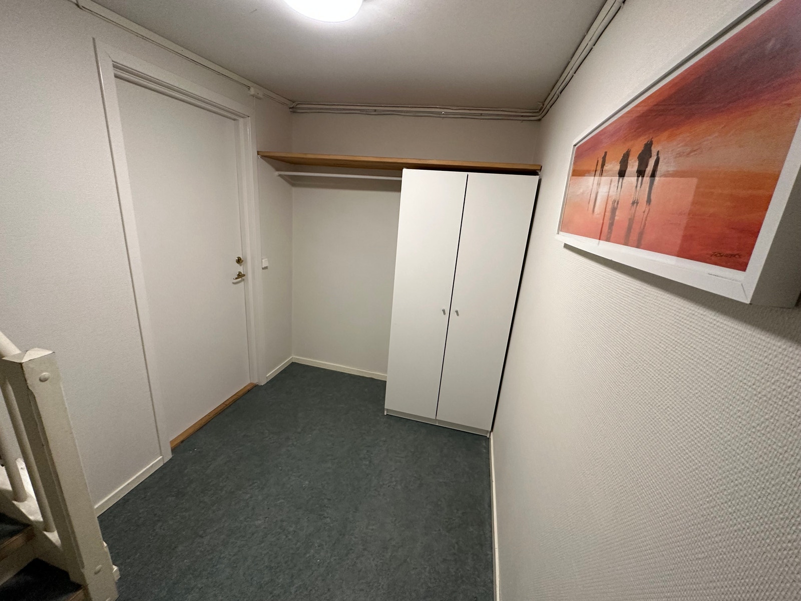 Stor gang nede i 1 etasje Galleribilde