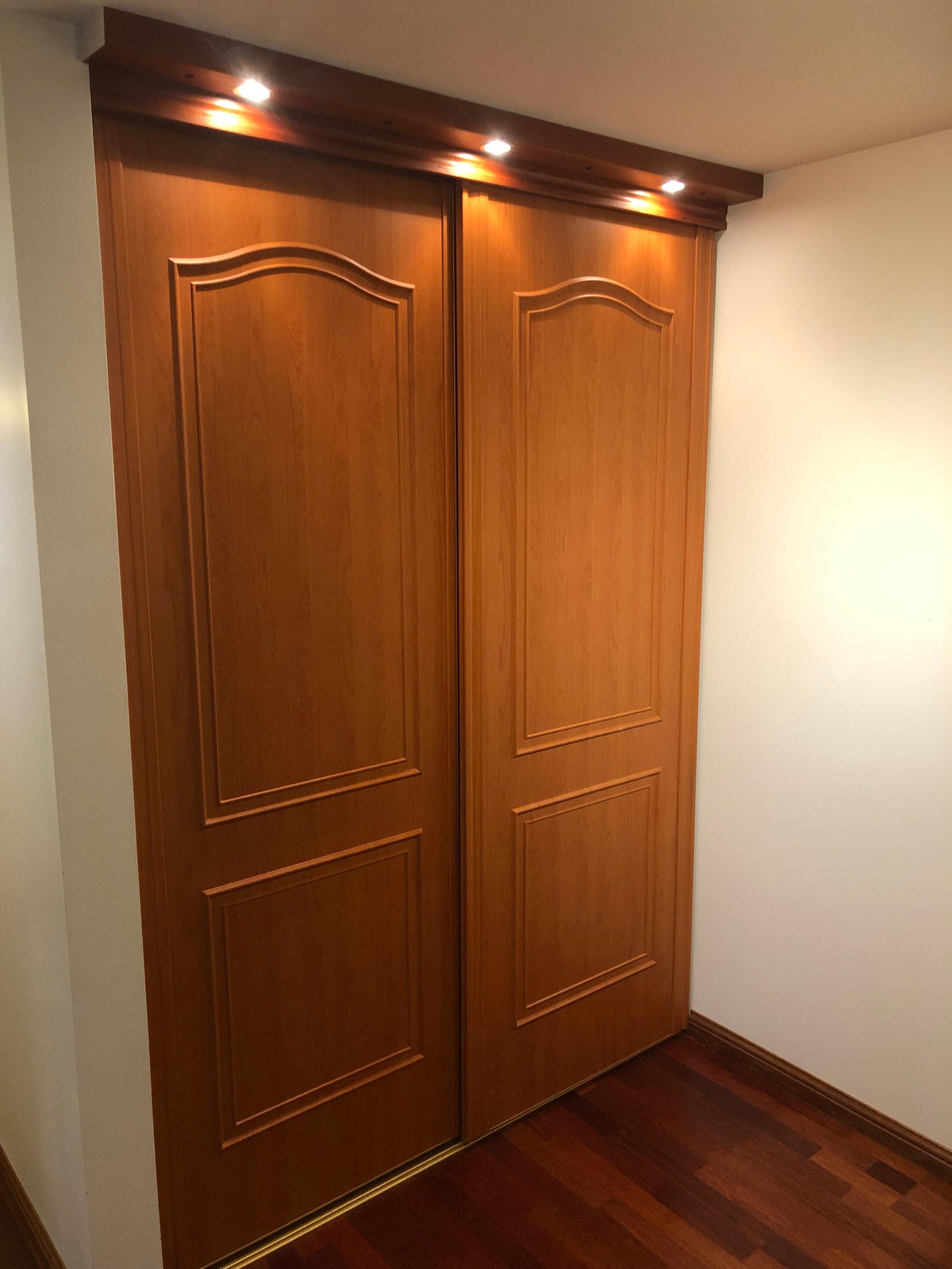 Garderobe, gang Galleribilde