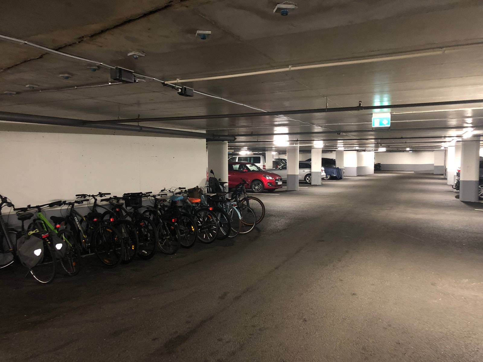 Garasje, sykkelparkering Galleribilde