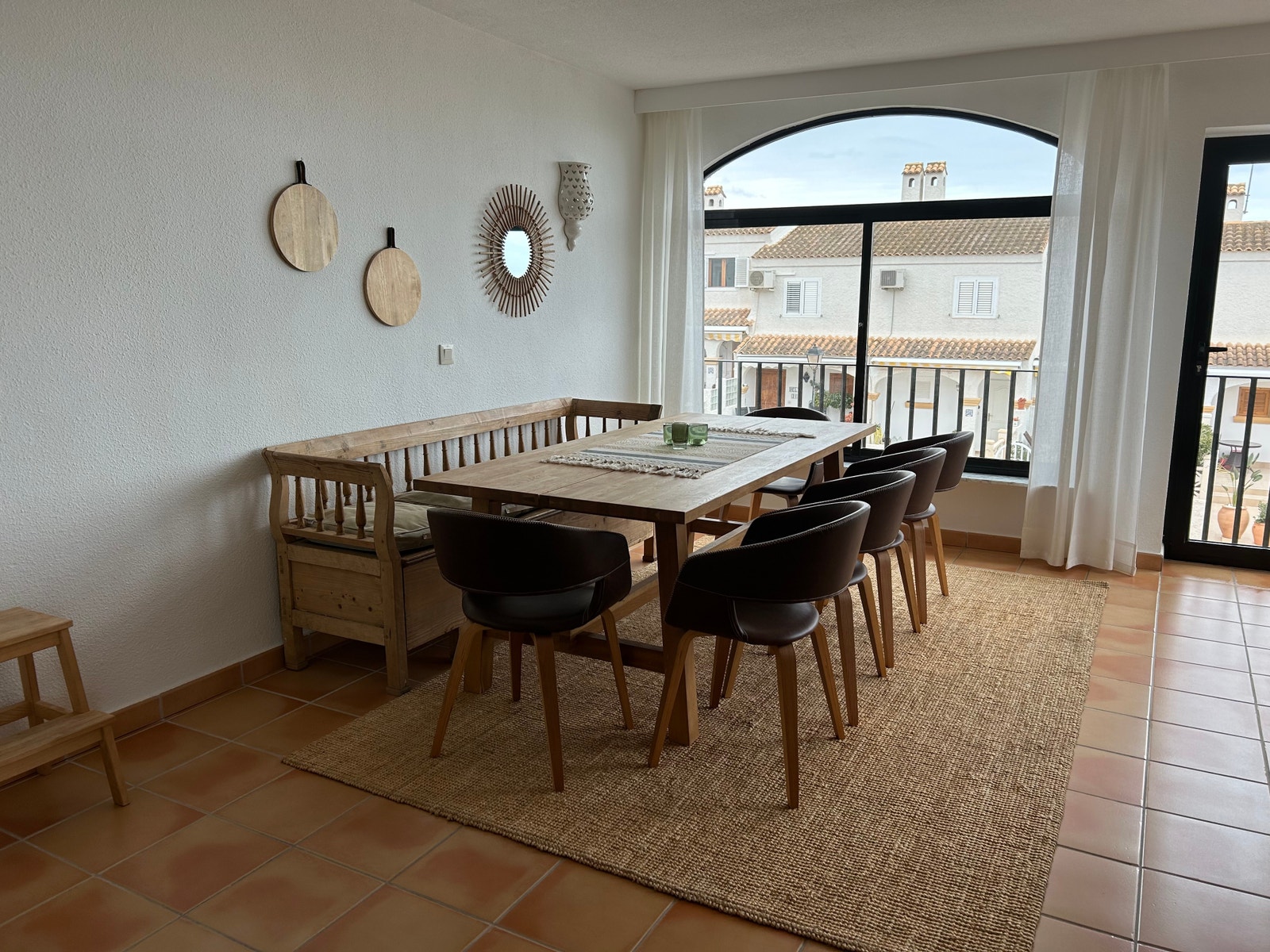 Spiseplass til mange med 100x200 cm spisebord. Galleribilde