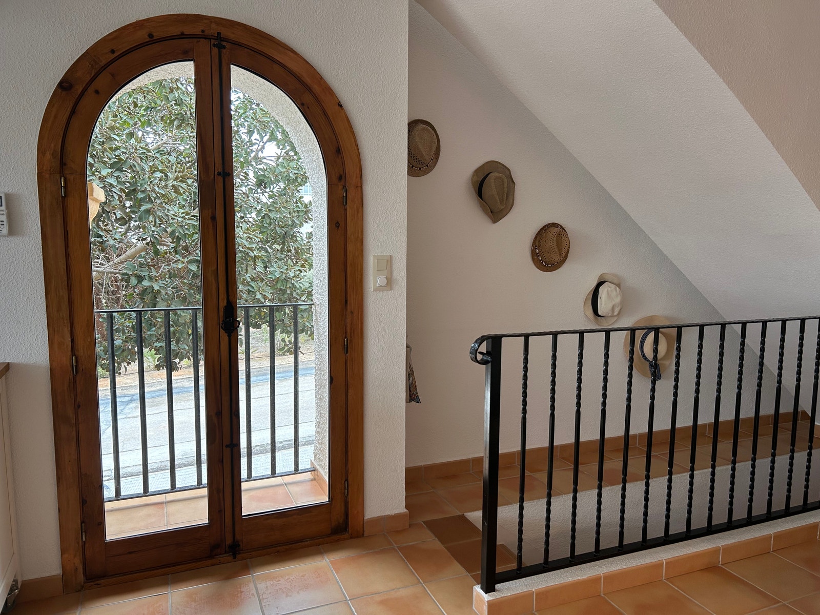 Hjørnehus med lysinnslipp også på endeveggen. Galleribilde