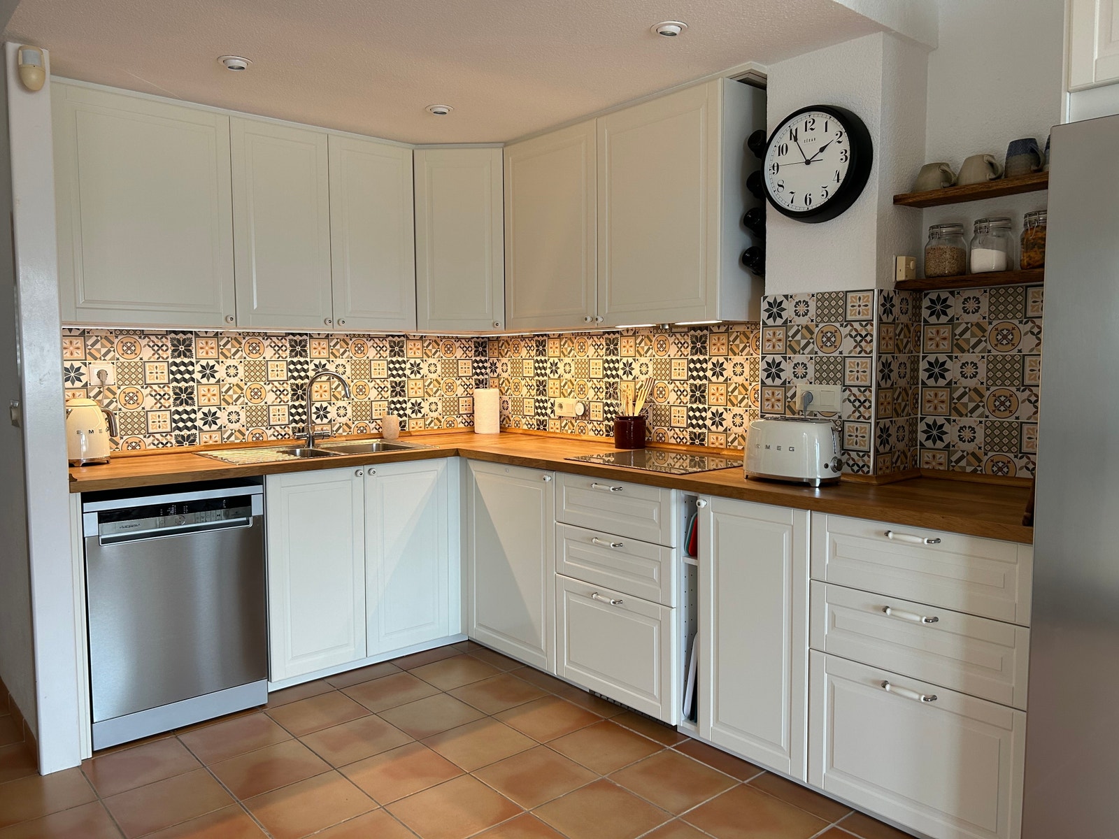 Kjøkken fra 2020, med oppvaskmaskin og induksjonstopp. Galleribilde