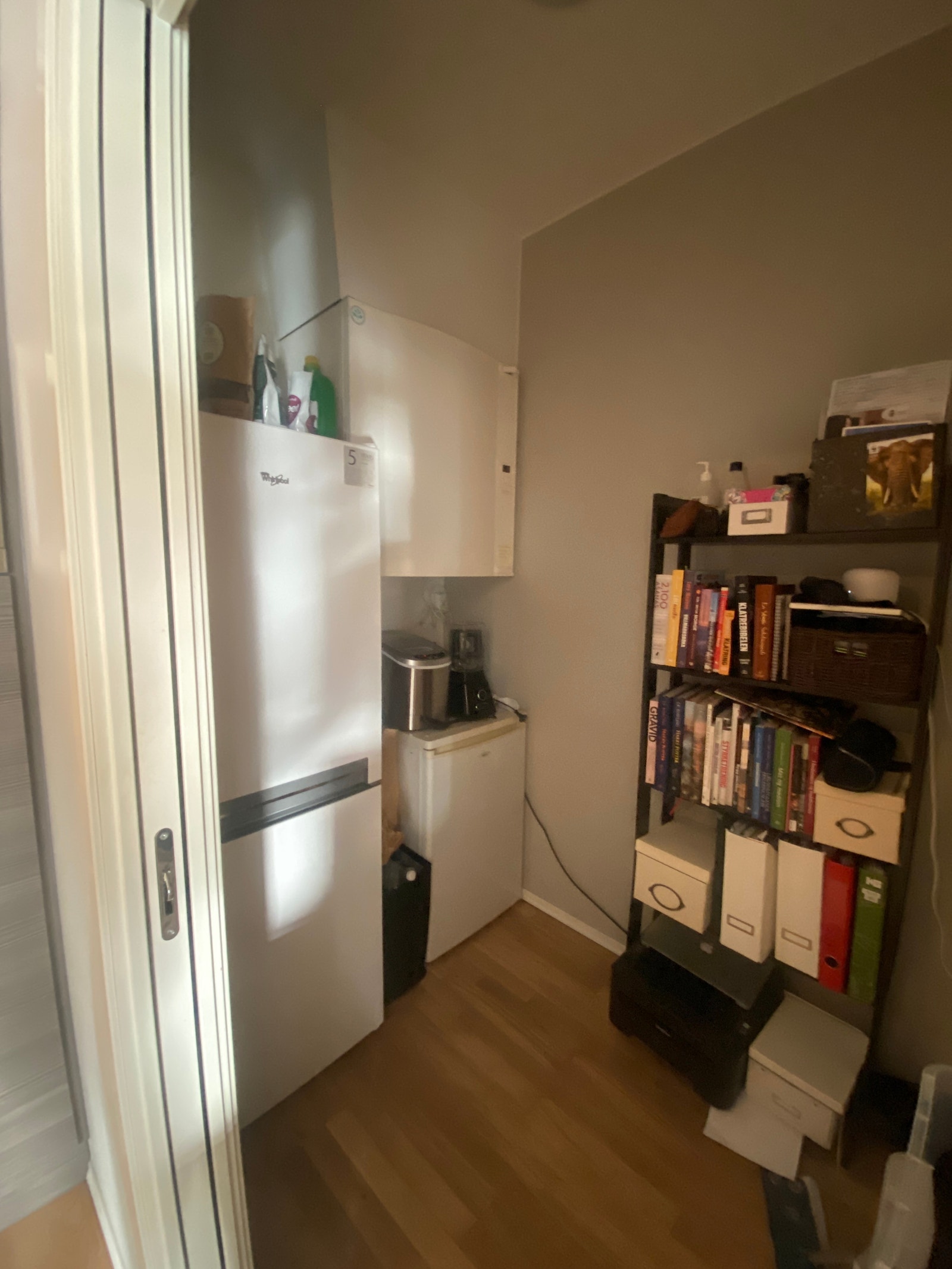 Ekstra fryseboks følger med, men ikke kombiskapet. Galleribilde