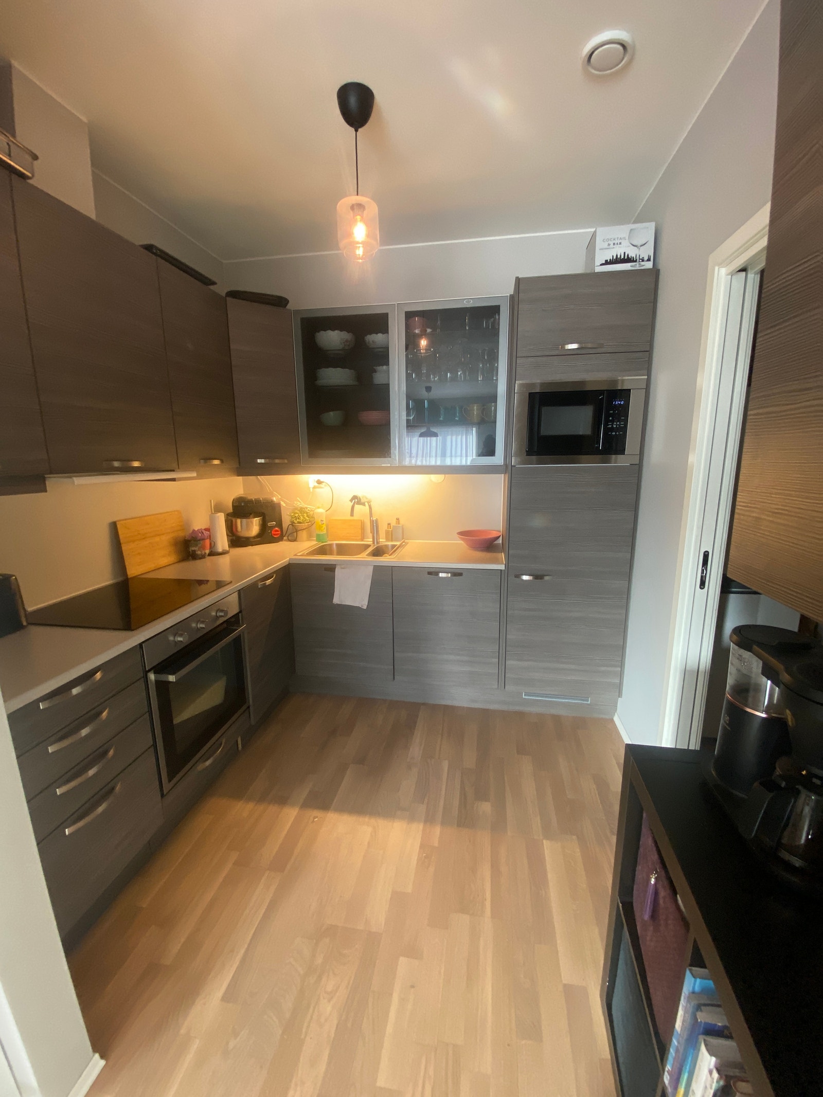 Kjøleskap og mikrobølgeovn er integrert i kjøkkenet. Kjøkkenet er fra Norema. God skap plass. Galleribilde