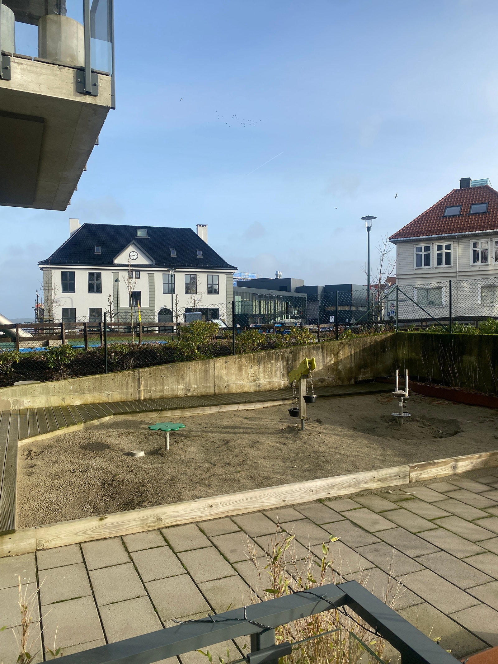 Sandkasse for barna som bor i blokken Galleribilde