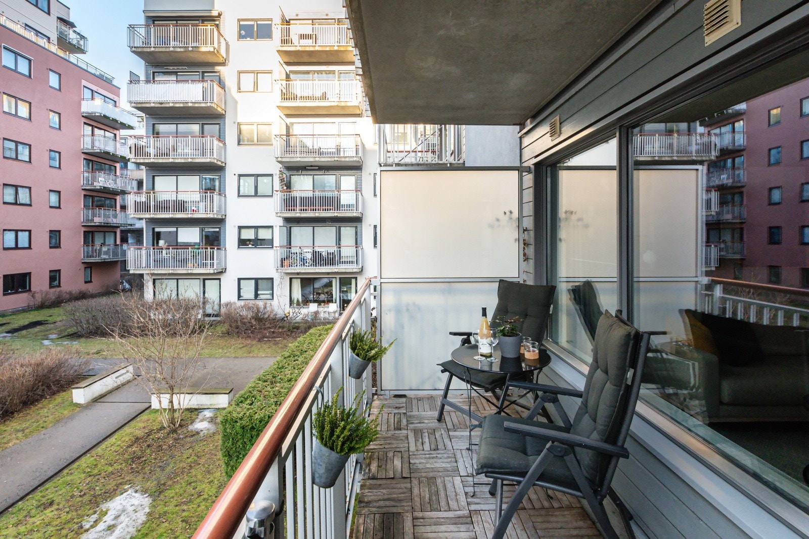 Balkongen vender mot grønne, hyggelige fellesområder Galleribilde