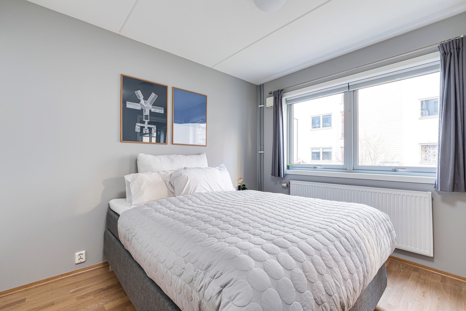 Store vindusflater gir rommet godt med naturlig lys Galleribilde