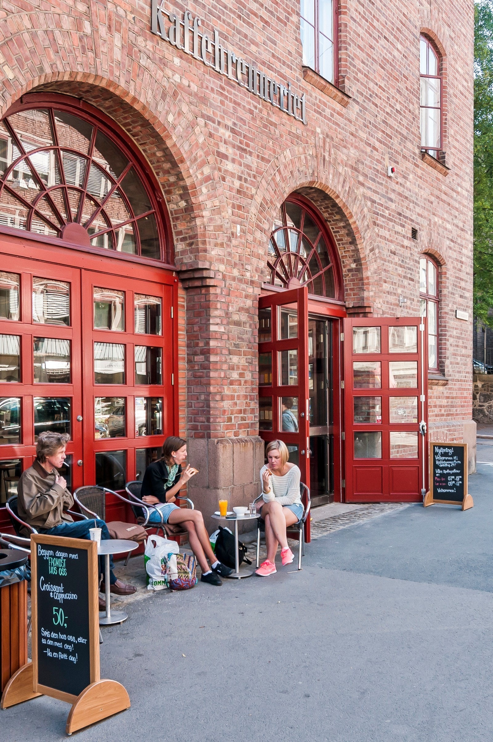 Dagens første ferskbryggede kafekopp kan nytes på Kaffebrenneriet i den gamle brannstasjonen, kun 3 minutter unna Galleribilde