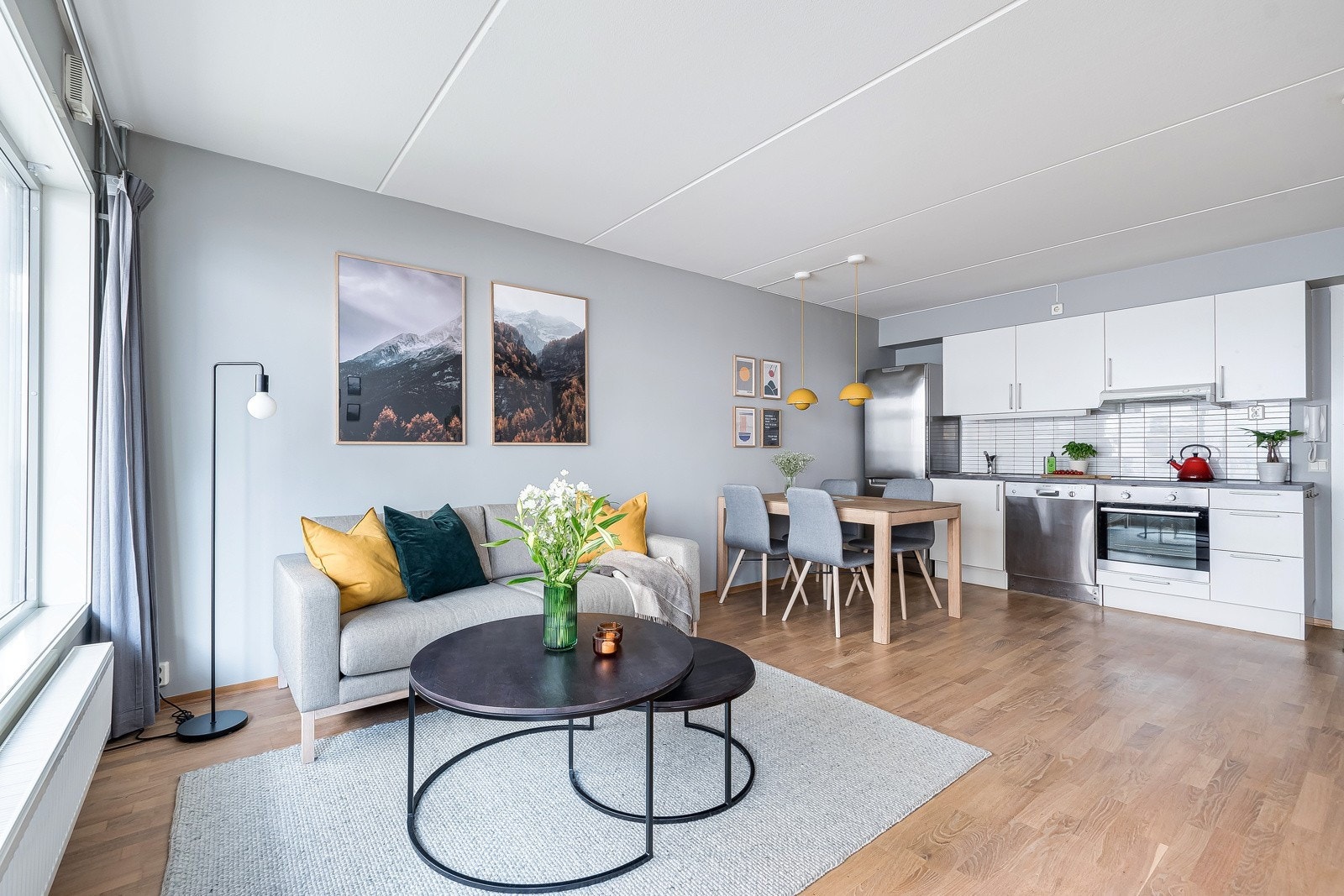 Her har du god plass til både sofagruppe og spisestue. Galleribilde