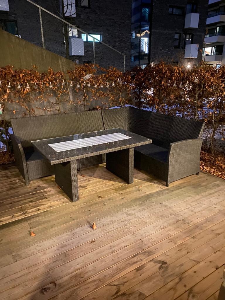 Stor markterasse med møbler inkludert Galleribilde