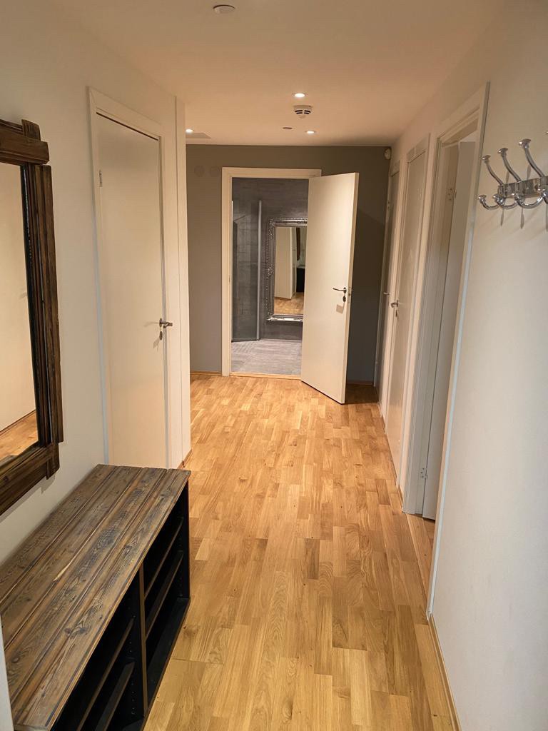 Luftig gang med entremøbler Galleribilde