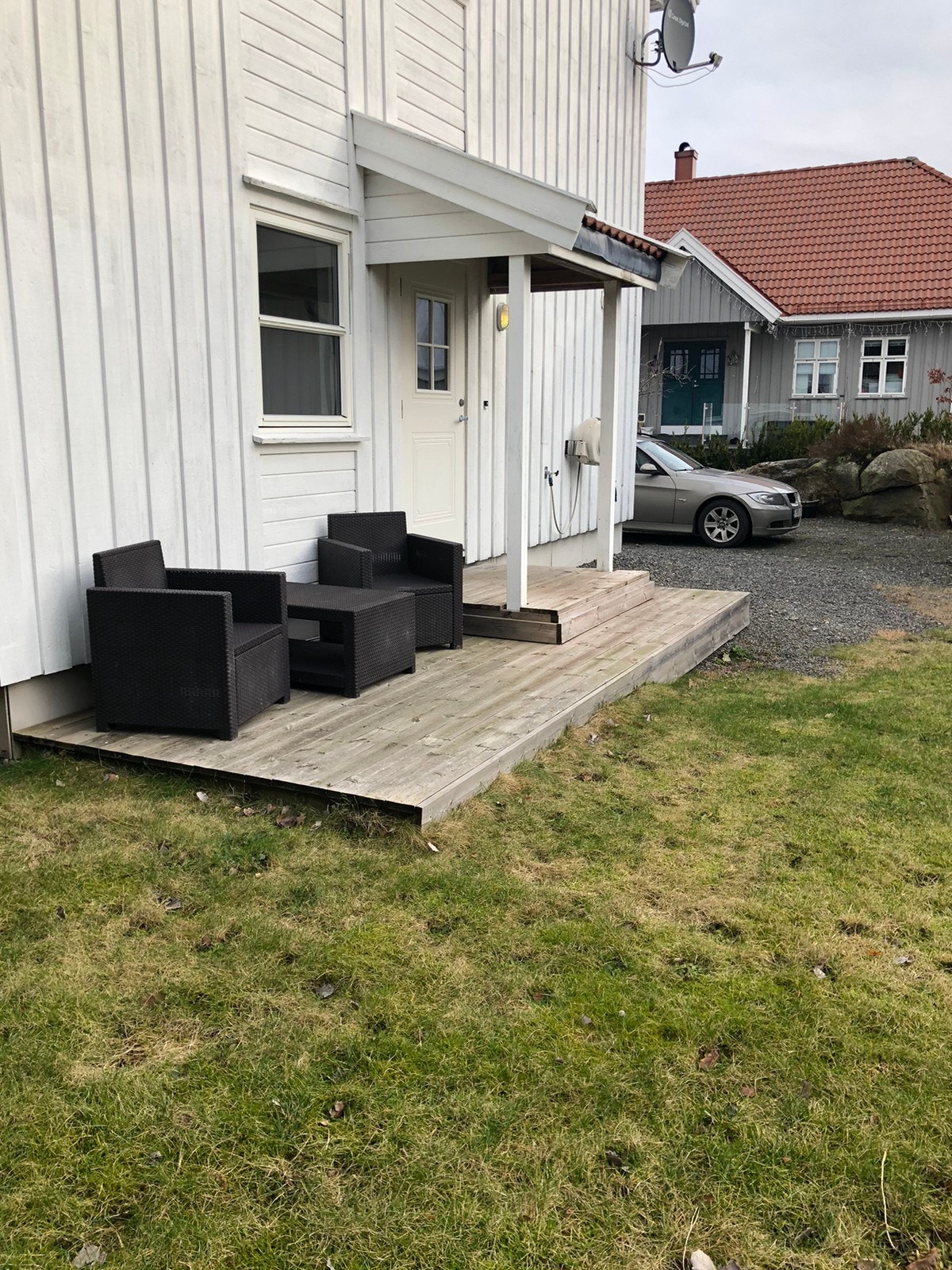 Liten usjenert uteplass Galleribilde