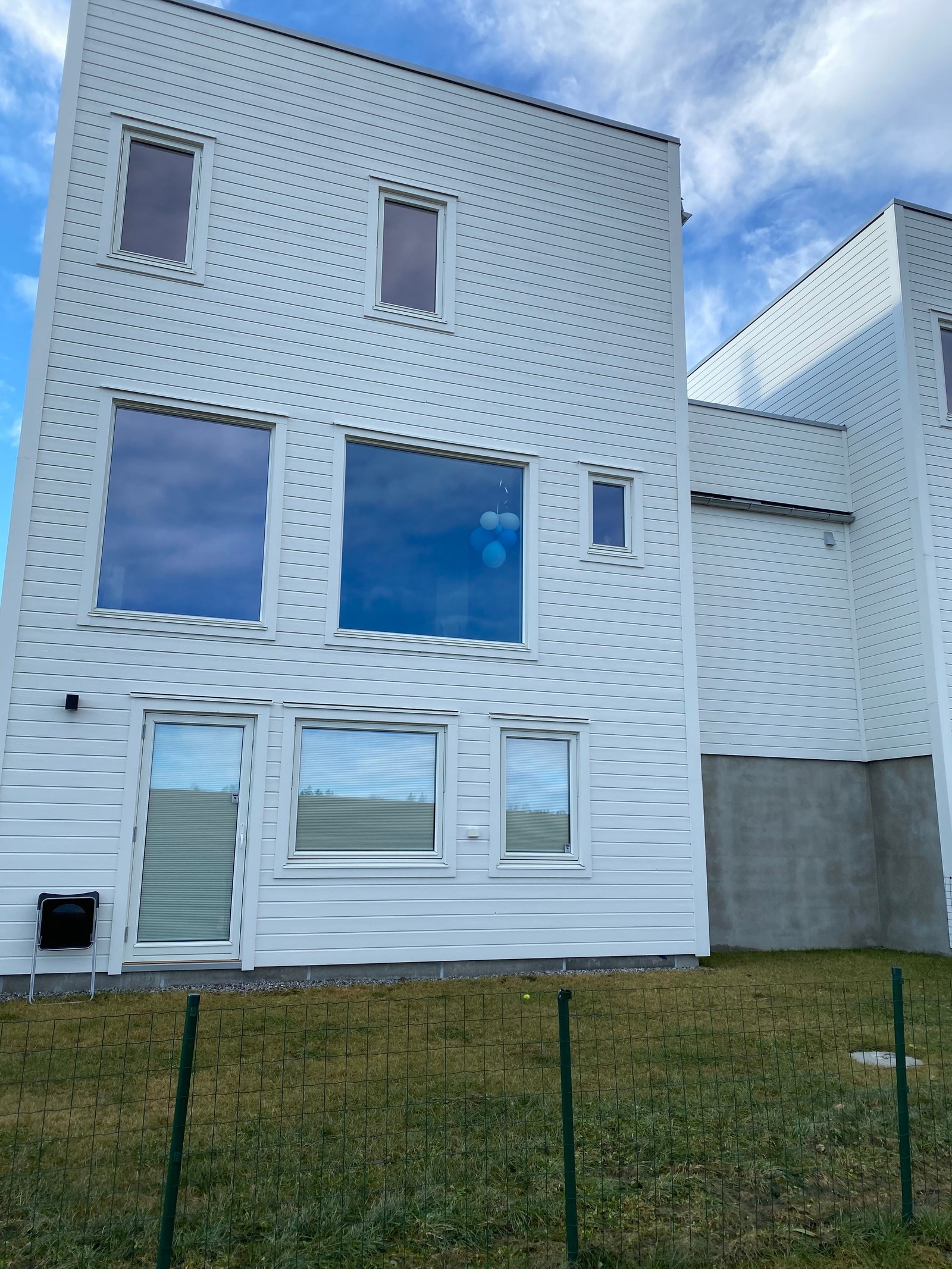 Utsiden av huset, vendt mot et jorde med flott utsikt Galleribilde