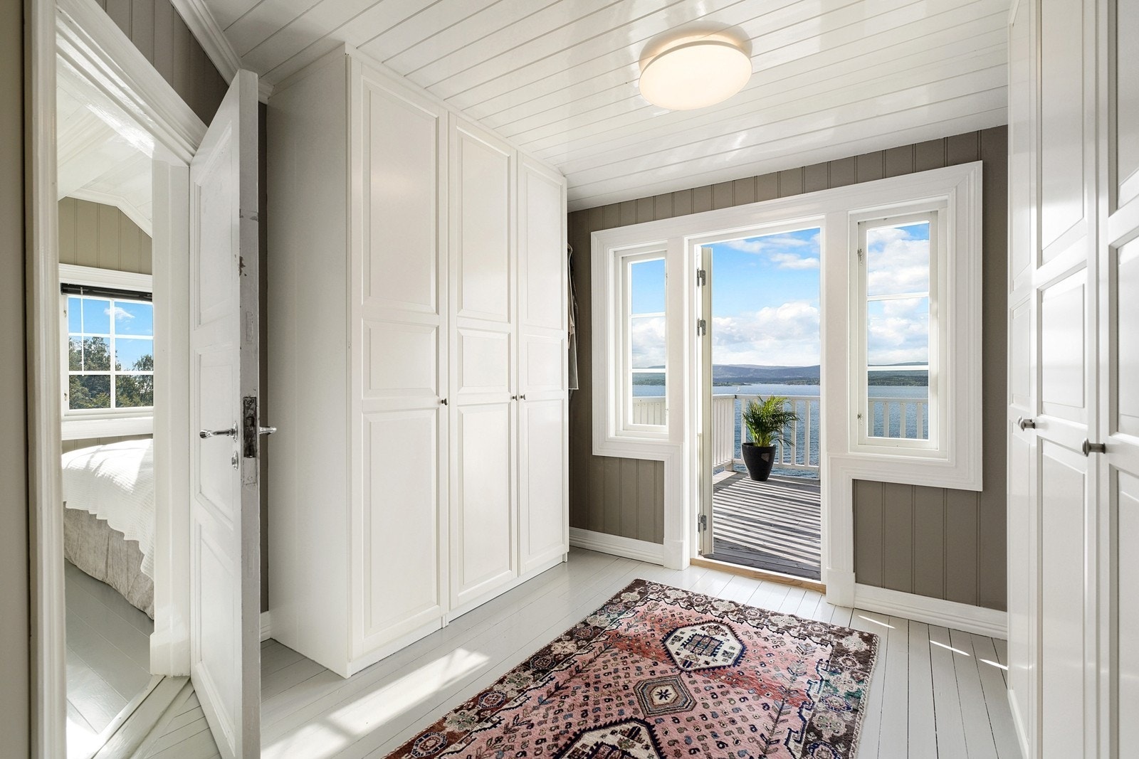 Loftsstue med utgang til balkong Galleribilde