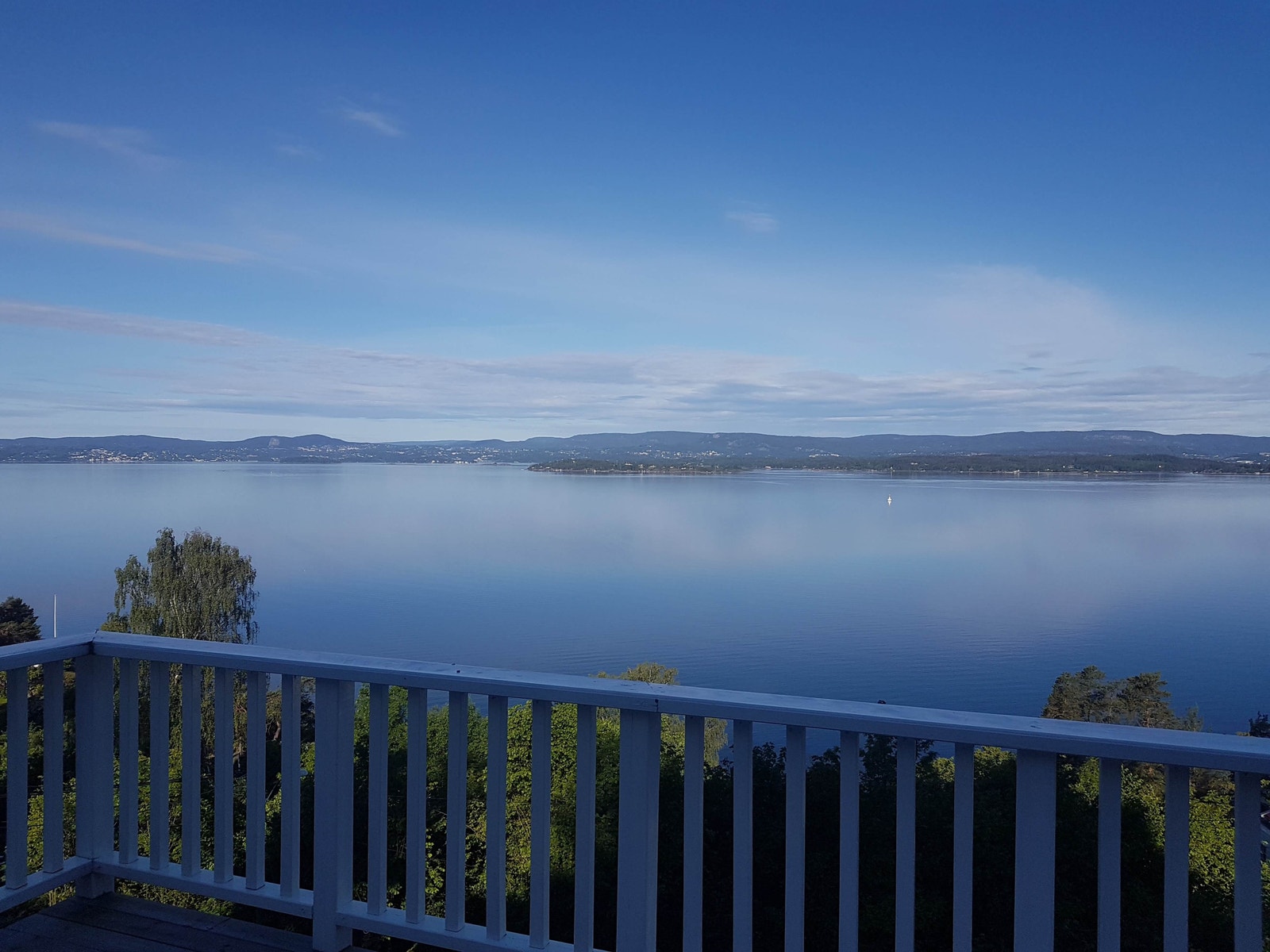 Rolig morgen sett fra balkongen. Galleribilde