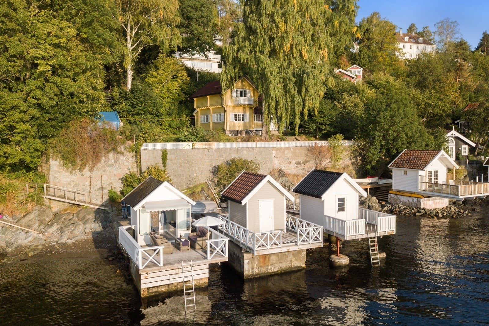 Badehuset til venstre på bildet følger med Galleribilde
