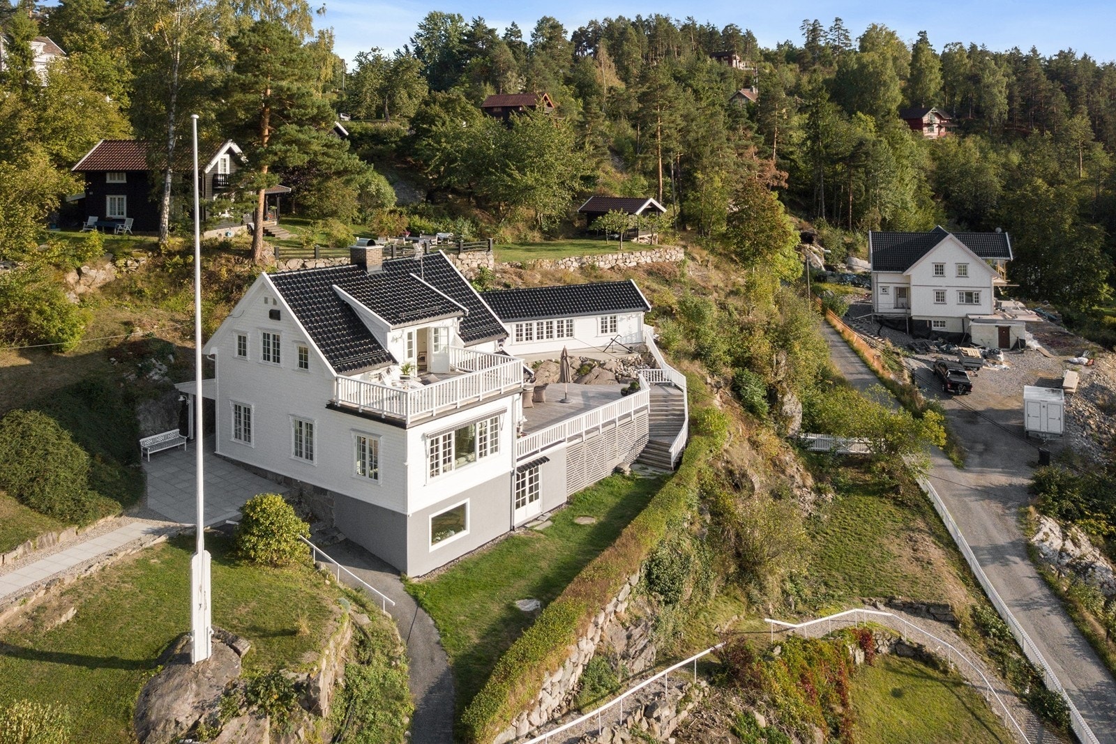 Frodig, inngjerdet tomt på 2,5 mål. (Annekset i bakgrunnen leies ikke ut) Galleribilde
