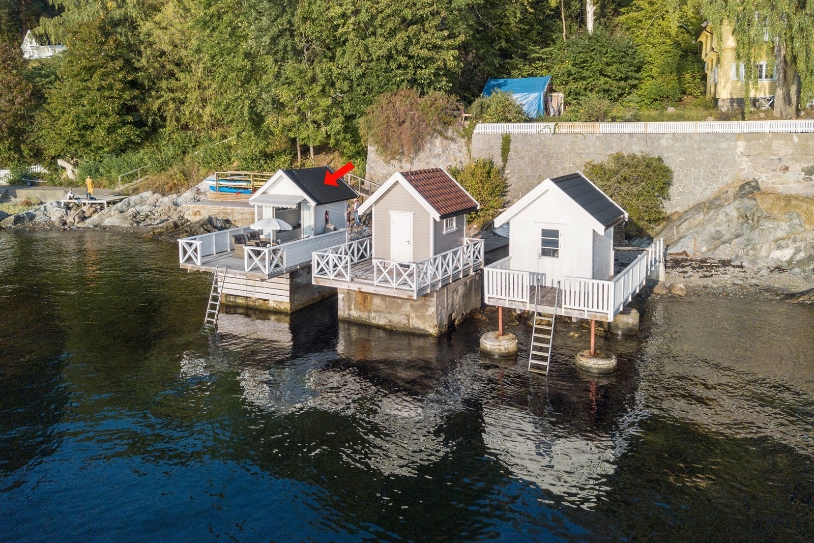 Eget badehus ca 200m spasertur fra hovedhuset, med ca 17 kvm terasse ut mot sjøen. Galleribilde