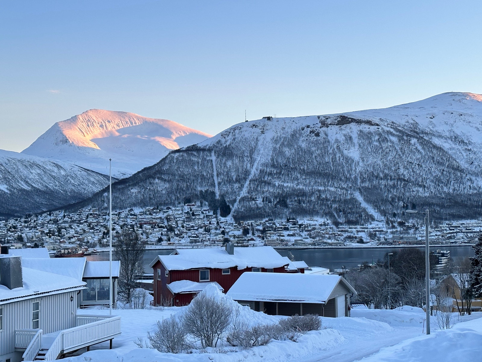 Nydelig utsikt mot Tromsdalstinden Galleribilde