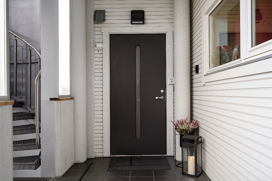 Inngangsdør i innglasset svalgang Galleribilde