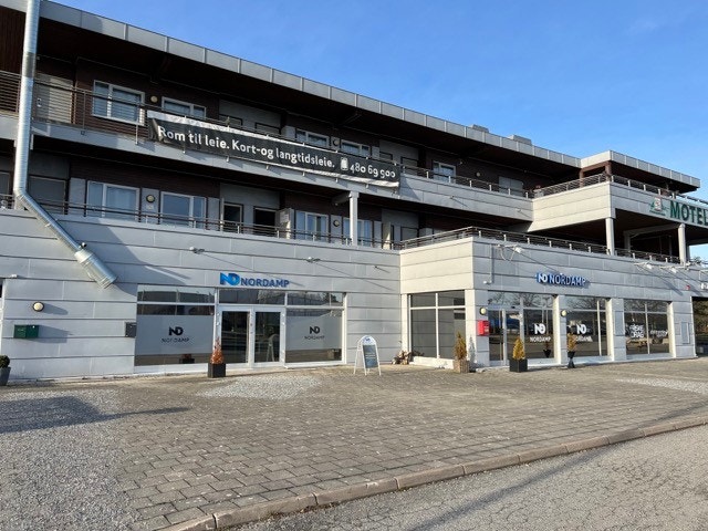 Inngang under begge Nordamp skiltene Galleribilde