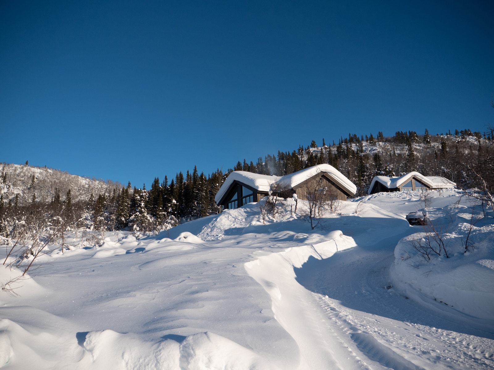 Hytta ligger innerst i feltet, har vintervei helt fram, 2-3 biloppstillingsplasser og elbillader ved inngang. Galleribilde
