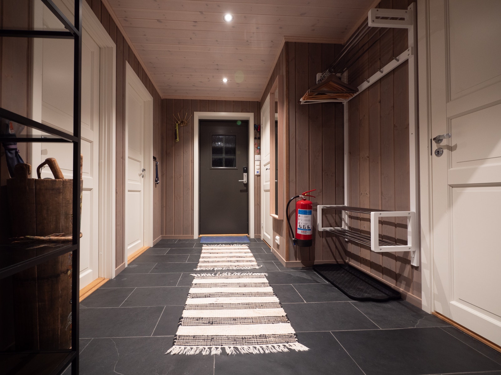Gang med god plass til klær og sko. Dessuten et fint sted å smøre ski. Gulvvarme her også. Galleribilde