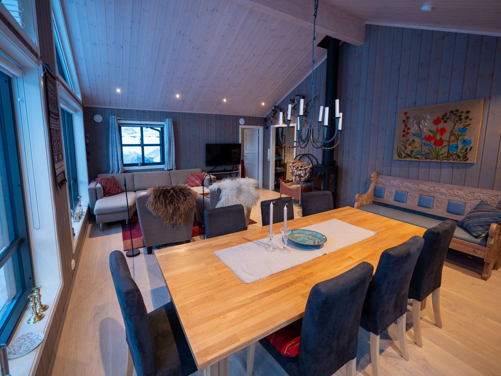 Spisebord med plass til 8-10 personer. Galleribilde