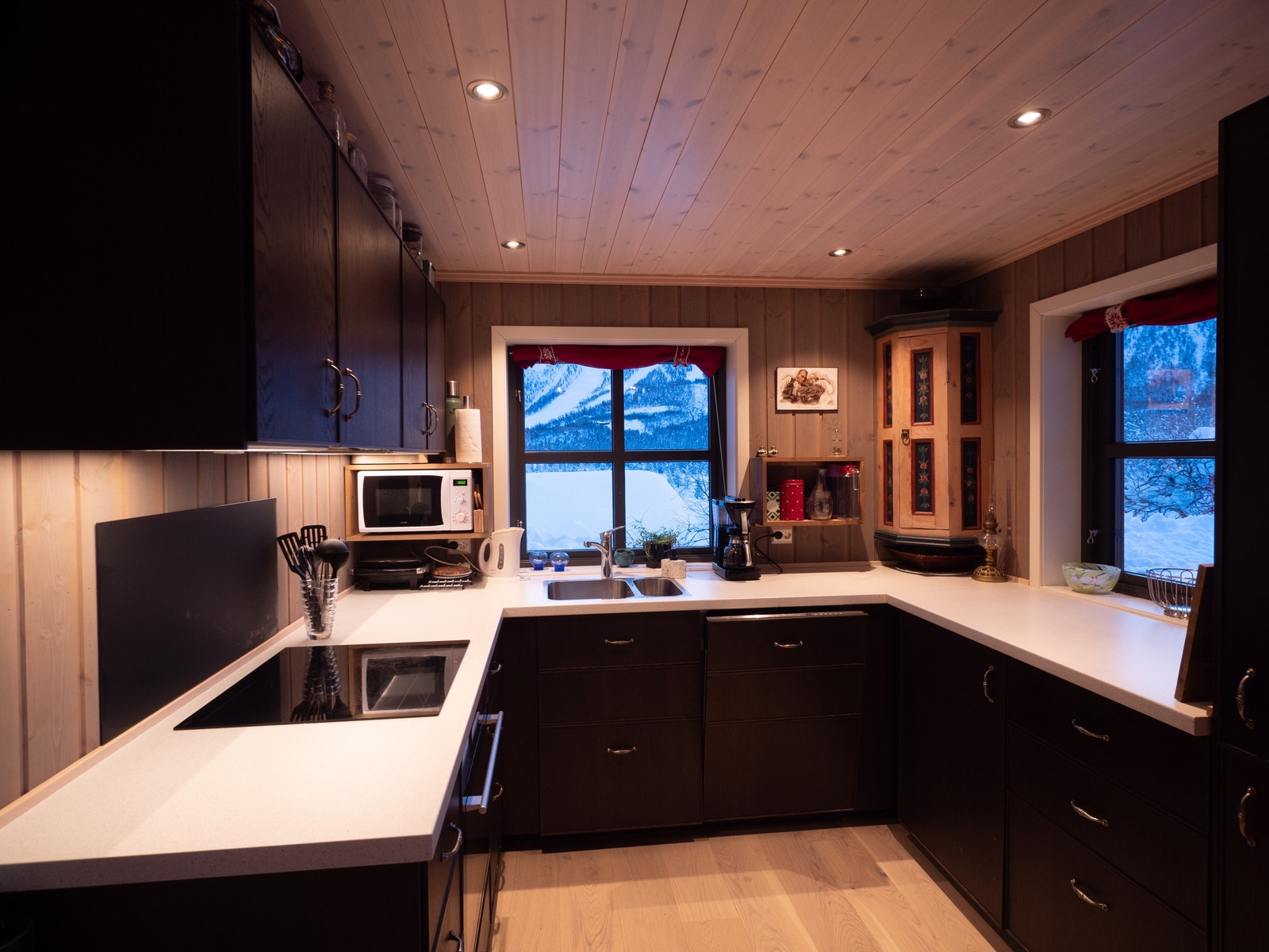 Oversiktsbilde over kjøkkenet. Utstyrt med kjøl/frys, oppvaskmaskin, komfyr, kaffetrakter, mikrobølgeovn, kjøkkenmaskin, toastjern, vaffeljern etc. Galleribilde