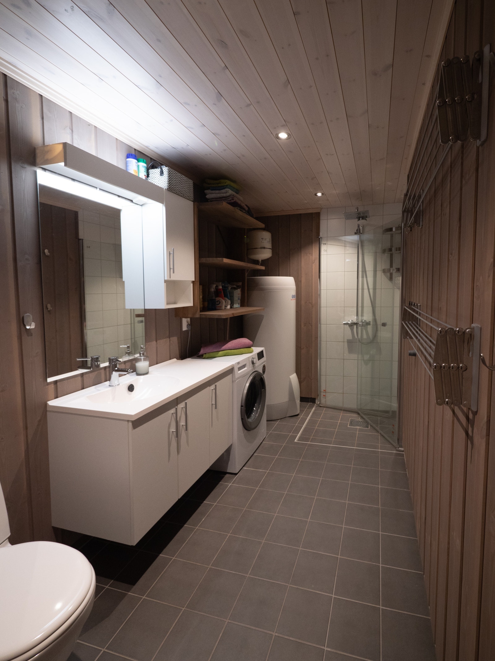 Bad med vaskemaskin, regnfallsdusj, toalett og uttrekkbare tørkestativ. Har ikke hatt behov for tørketrommel pga enkel og god tørking fra kveld til morgen. Stor varmtvannsbeholder. Varme i gulv. Galleribilde