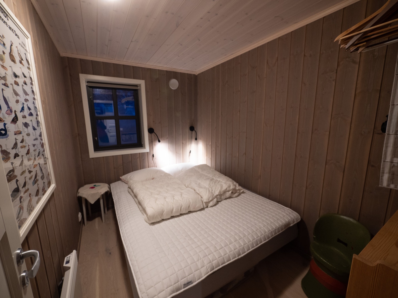 Soverom med komfortabel, 150cm bred dobbelseng og åpen garderobe/klesstativ. Galleribilde