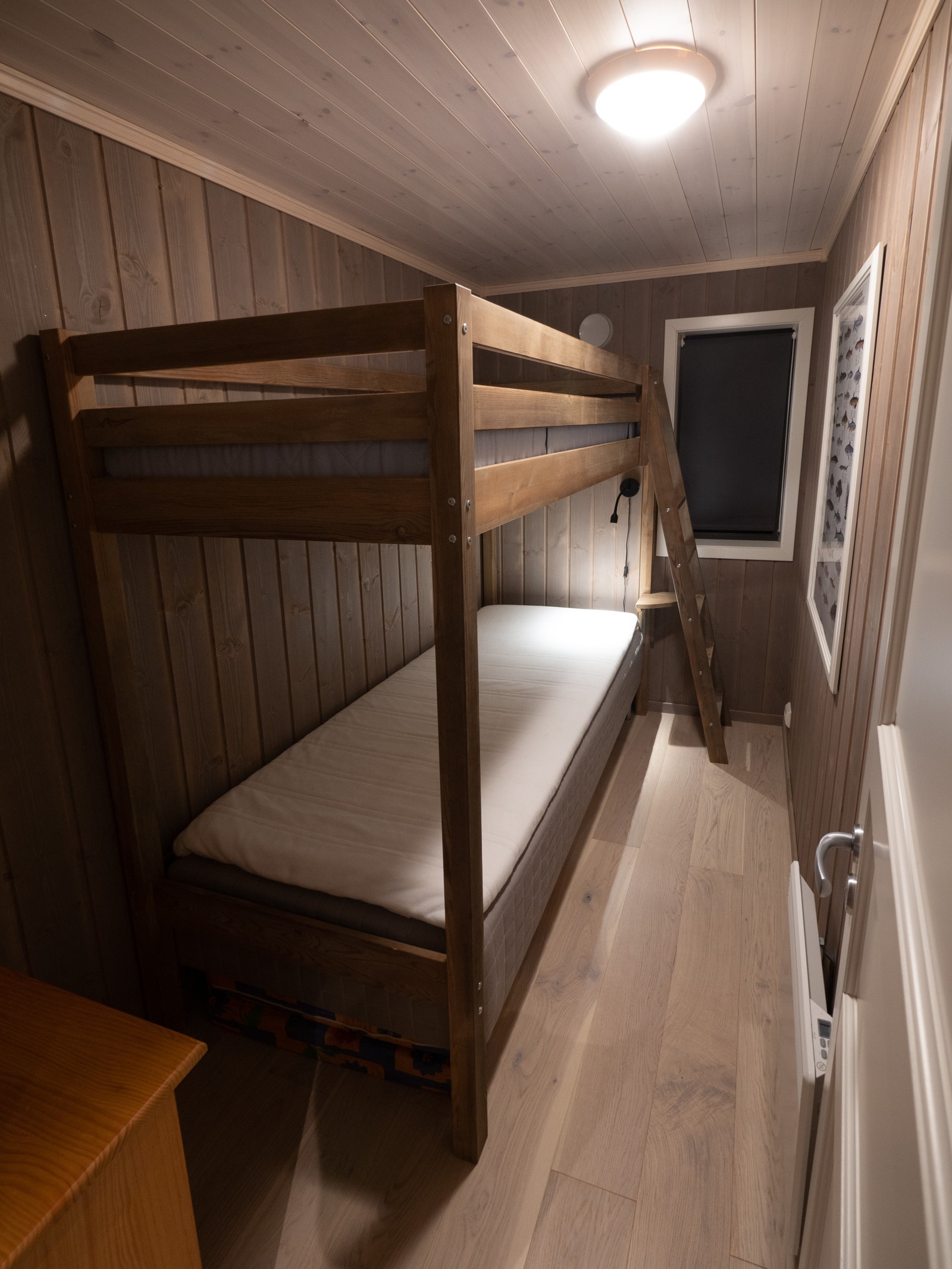 Det minste soverommet med en 90x200 cm rammemadrass underst og en stabil loftseng også med god madrass. Galleribilde