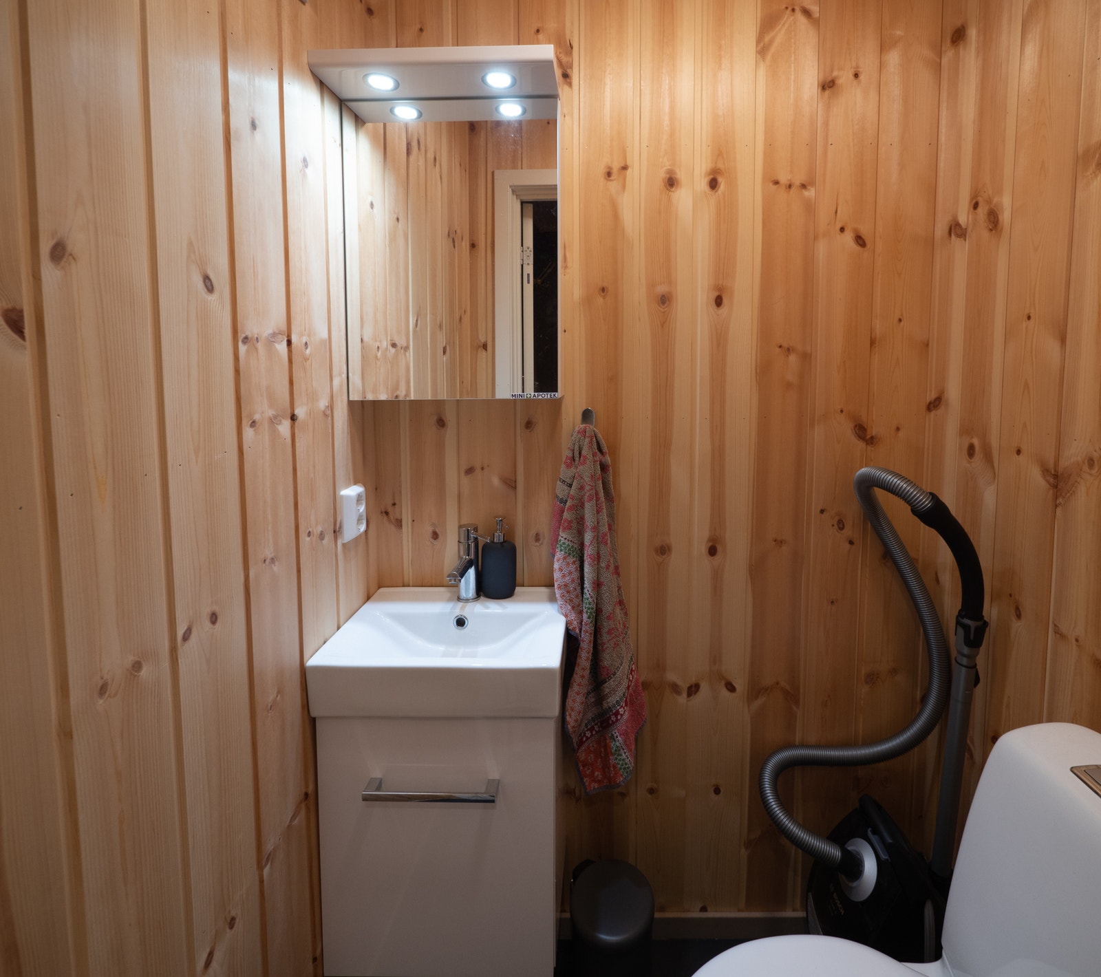 Ekstra toalettrom med servant og strømuttak. Gulvvarme. Galleribilde