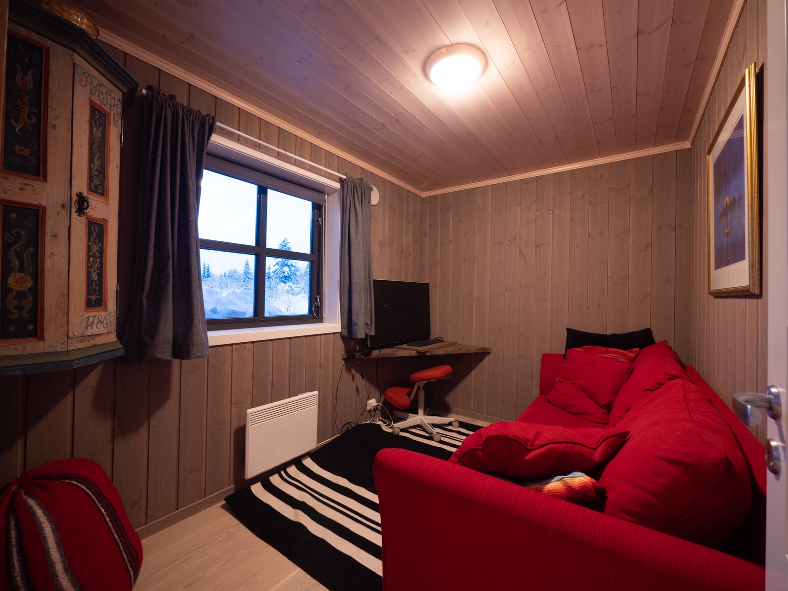 Soverom/ekstra tv-stue/kontor. Det er en god sovesofa (pocketfjærmadrass) som kan bli 150x200 cm, evt. 2 separate senger på 75x200. Liten skrivepult som kan trekkes litt ut. 43-tommers uttrekkbar skjerm med Chromecast. HDMI og USB-C til skjerm. Galleribilde