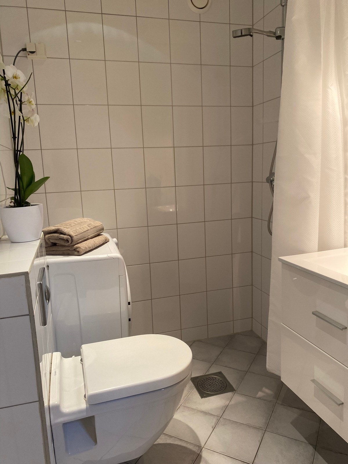 Vaskemaskin på bad. Varmekabler Galleribilde