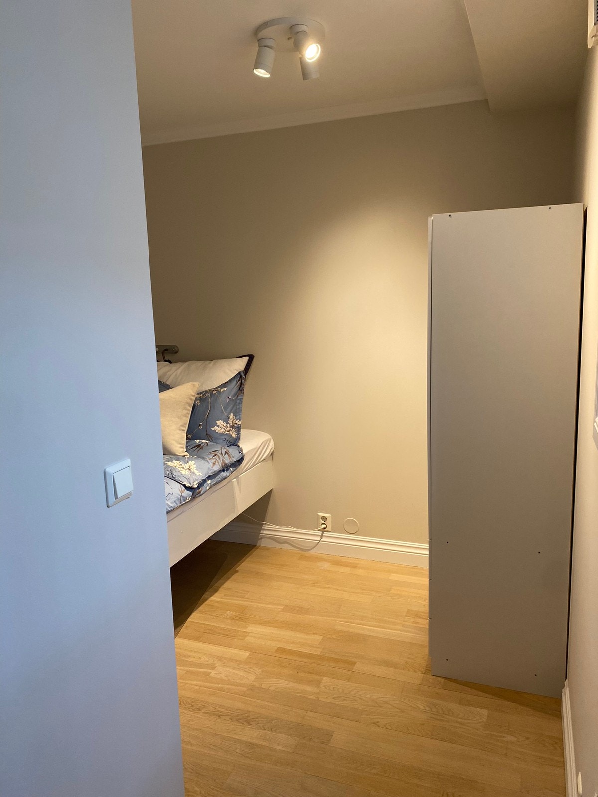 Garderobeskap i sovealkove Galleribilde