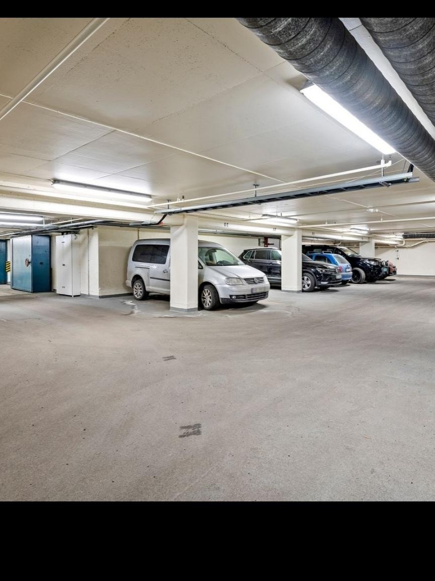 Plassen er der den blå bilen står Galleribilde