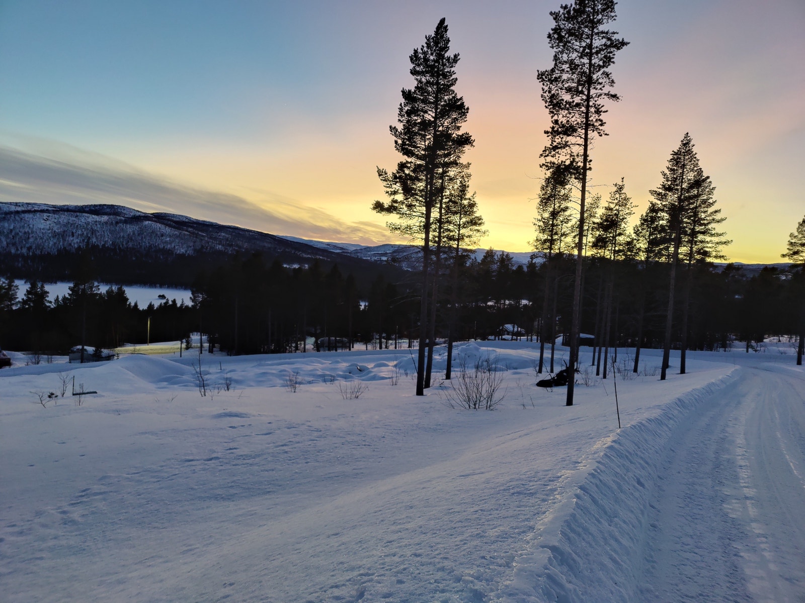 Tomt på 1,8 mål seksjoneres, En solrik, flott tomt til tomannsboligen med utsikt til fjellet, Skurdalsfjorden og flotte turområder. Galleribilde