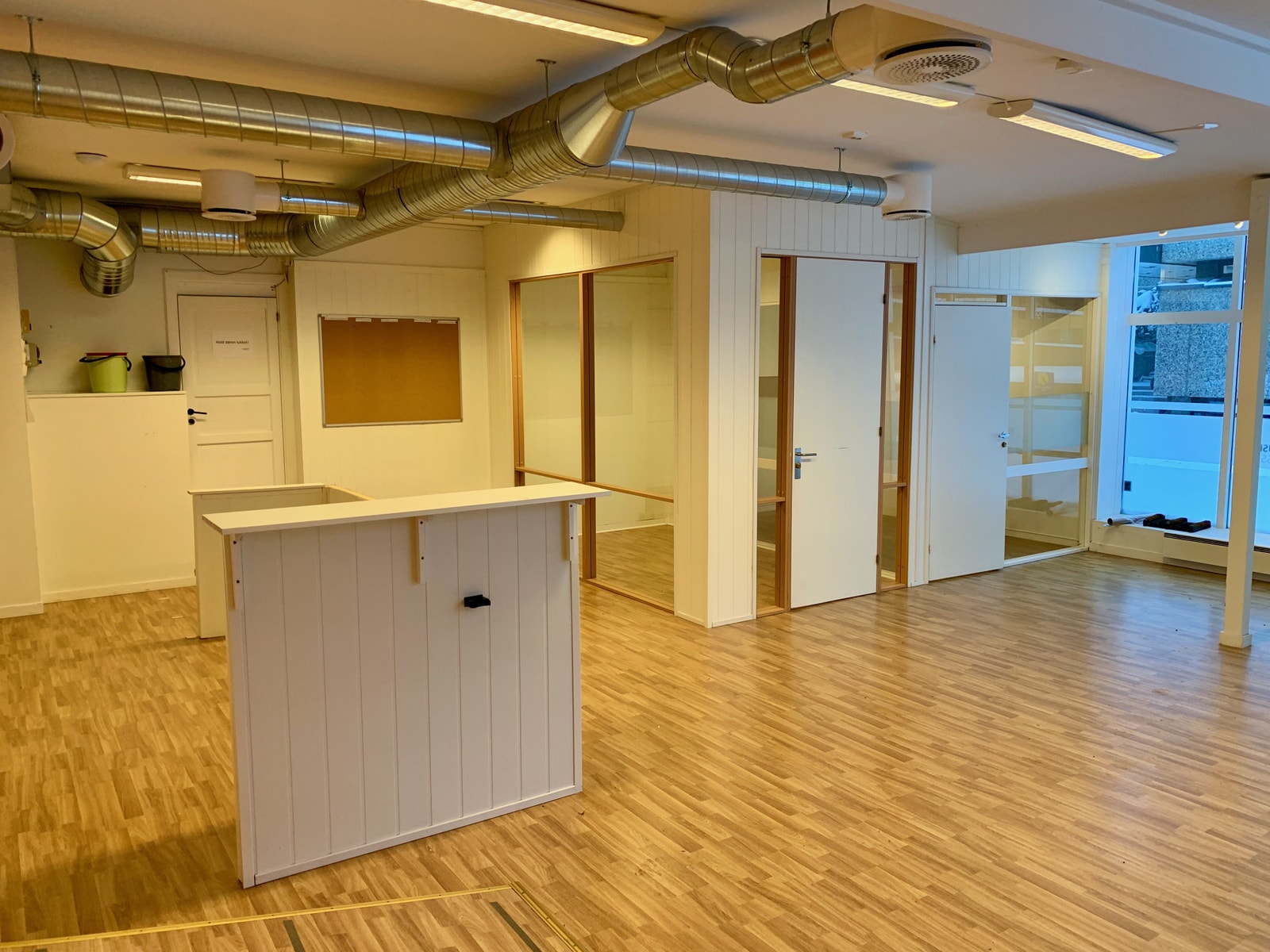 #1_"Resepsjon" / 2 kontorer. Galleribilde