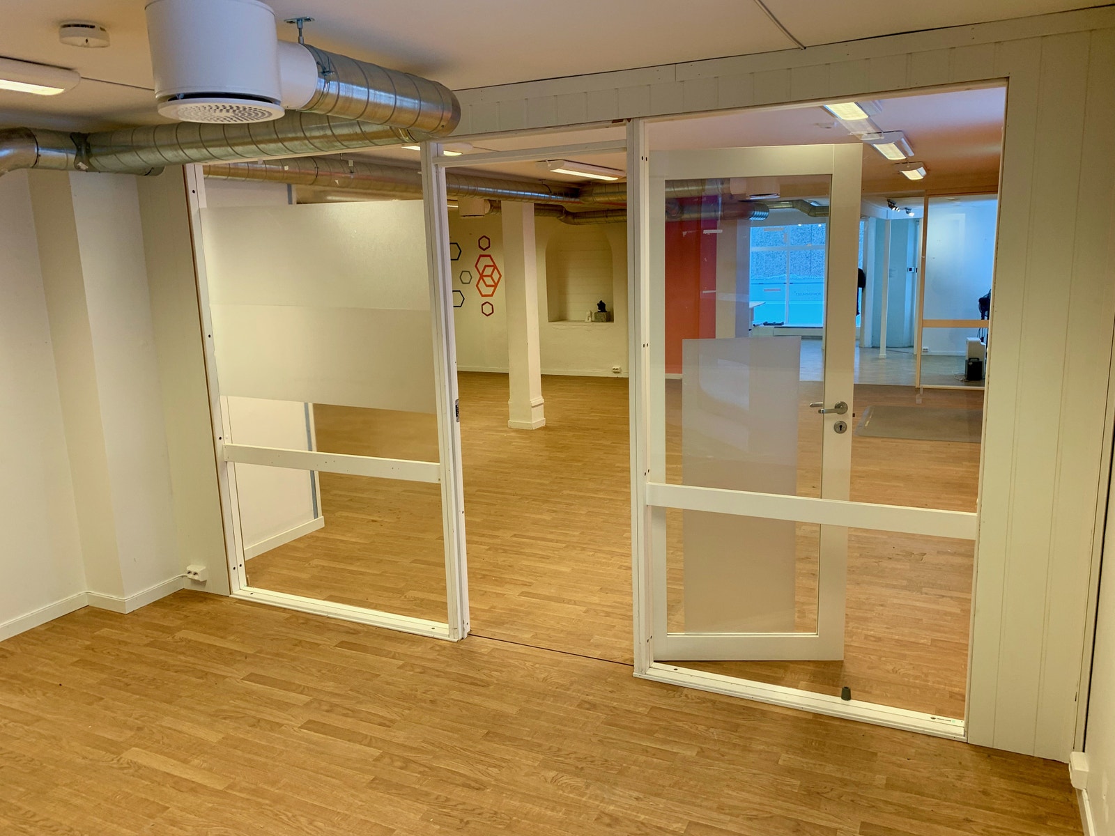 #1_2. kontorer/ rom innerst i lokale. Galleribilde