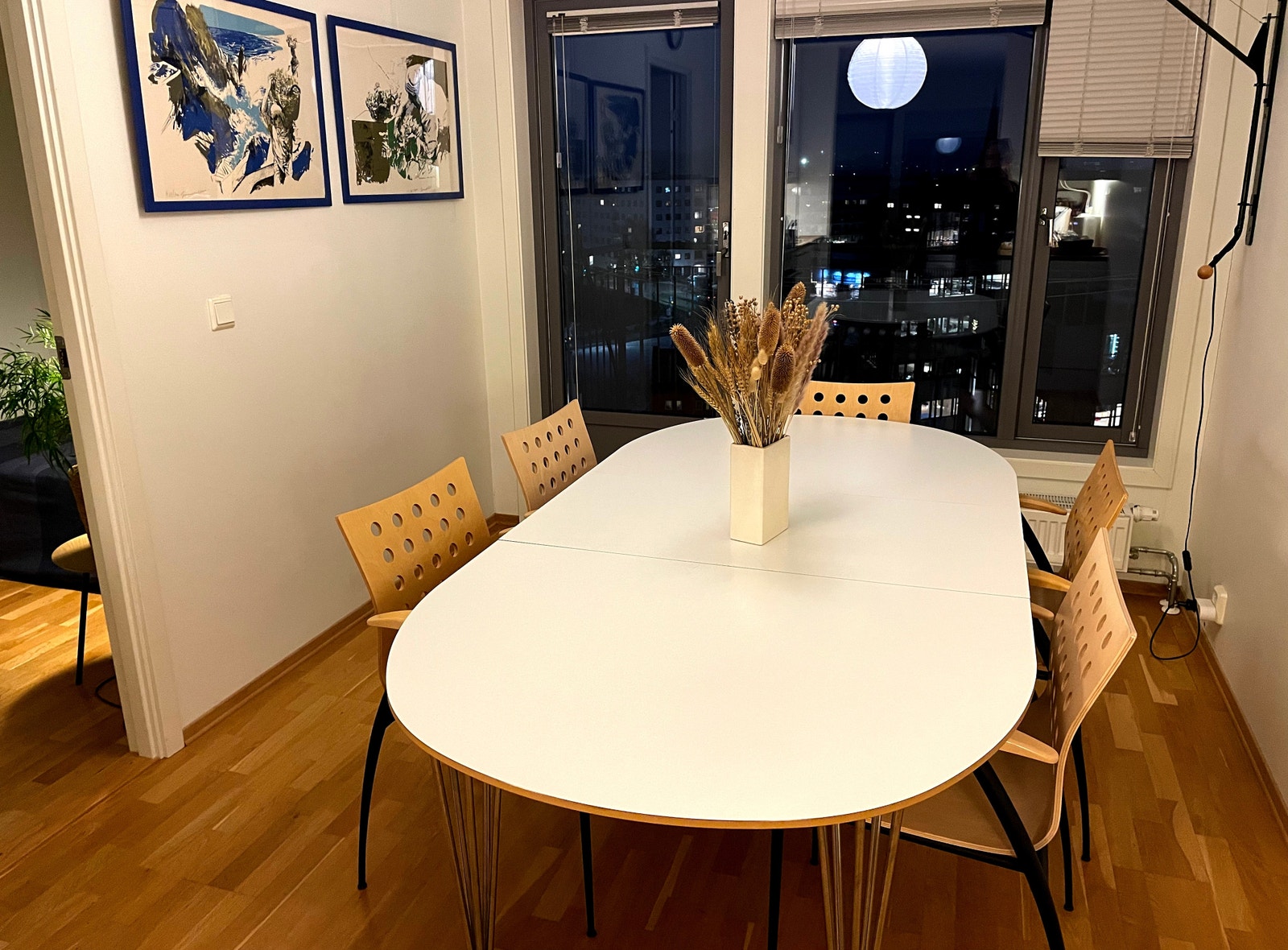 Spisestue med god plass og med utsikt mot øst Galleribilde