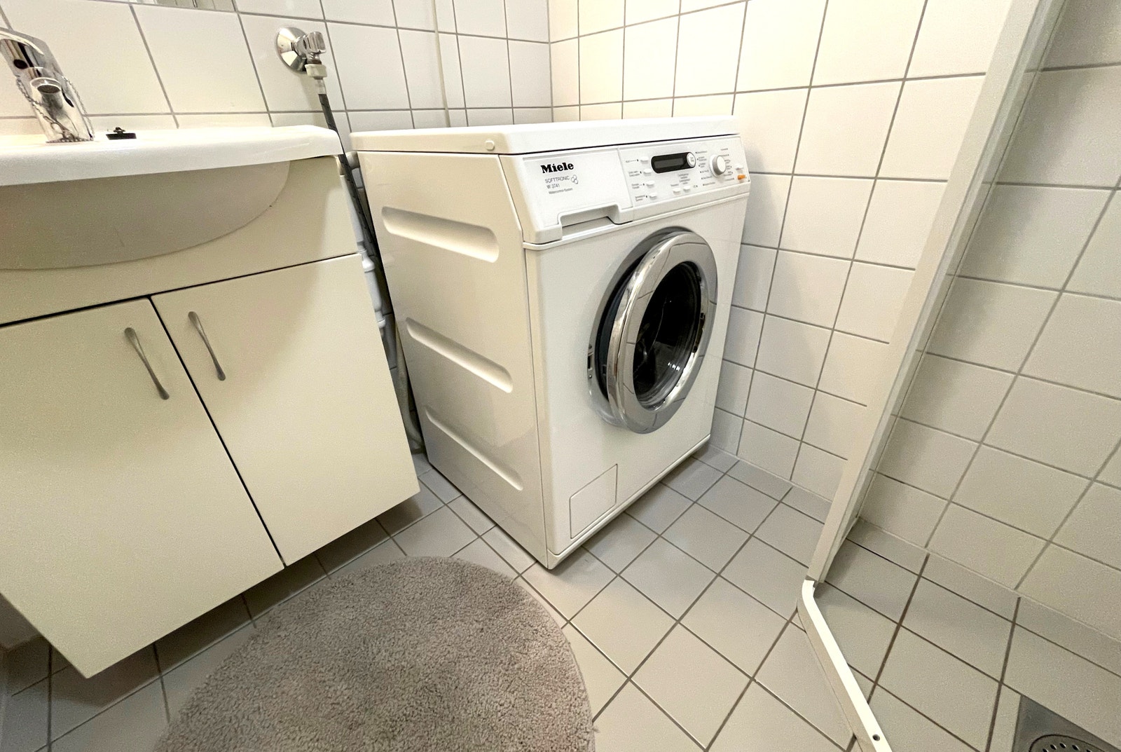 Vaskemaskin på badet Galleribilde