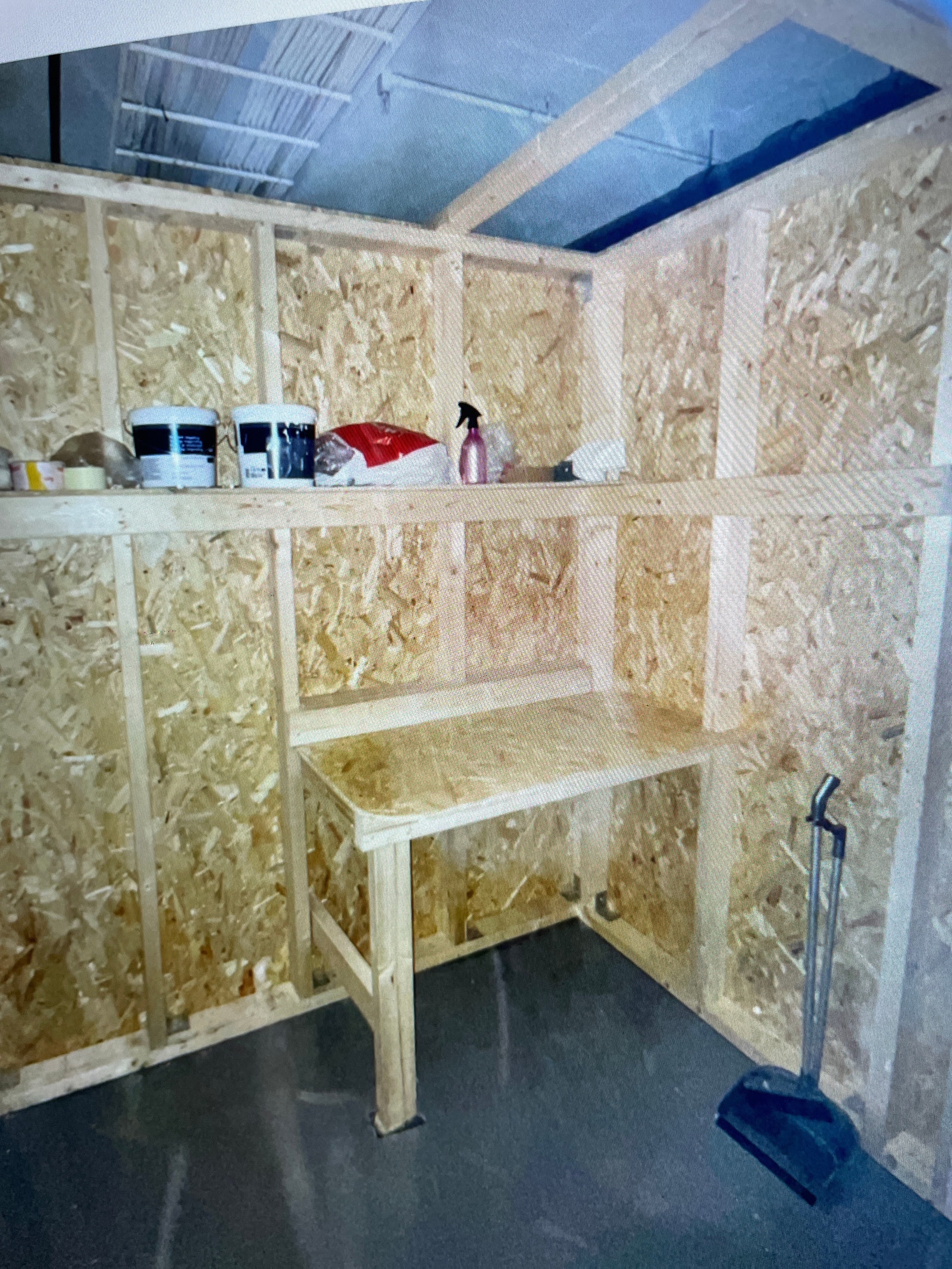 Bod har god lagringsplass for a lagre vinter/sommerdekk og andre gjenstander,
inkludert montert hylle og en liten arbeids benk.
Flere hyller, eventuelt kroker kan også monteres om ønskelig. Galleribilde