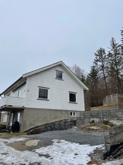 Mot sørøst / 2-4 biloppstillingsplasser. Galleribilde