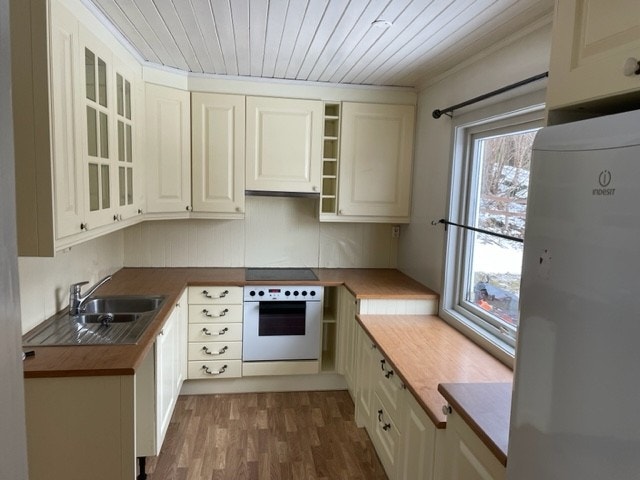 Kjøkken inntil spisestue, lys under og i overskap, m/kjøleskap og klar for tilkobling av oppvaskmaskin. Galleribilde