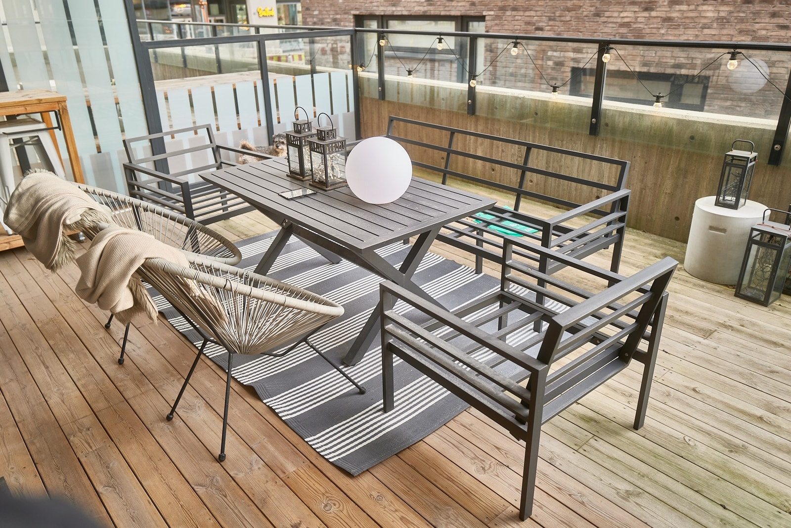 24 kvm privat terrasse på størrelse med stuen. Den ligger uten innsyn fra gateplan - høy 1. etg. Galleribilde