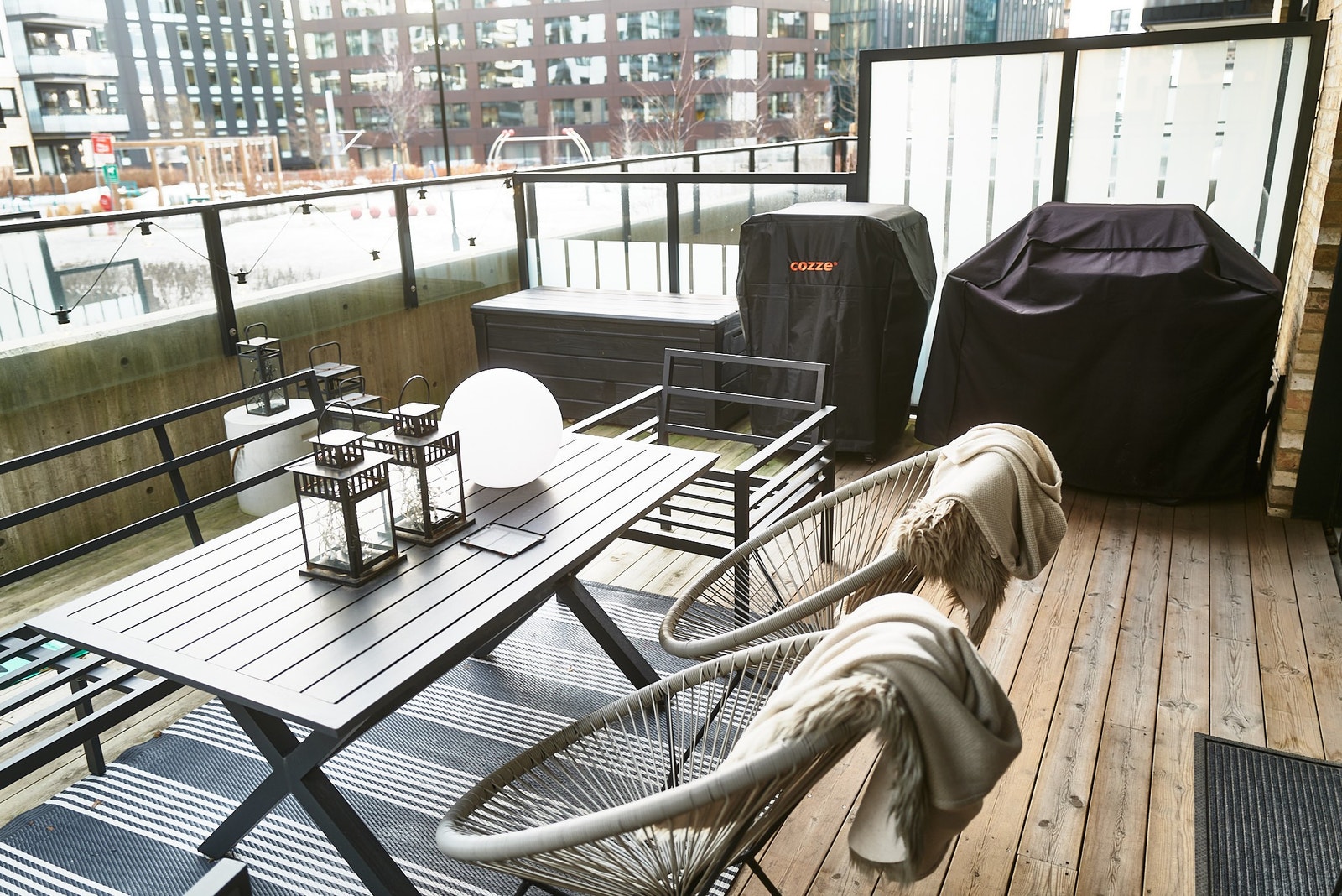 24 kvm privat terrasse på størrelse med stuen. Den ligger uten innsyn fra gateplan - høy 1. etg. Galleribilde