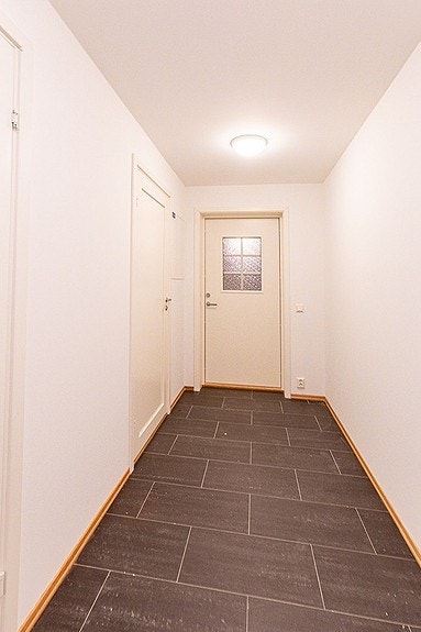 Kjeller: Inngangsdør til praktikant Galleribilde