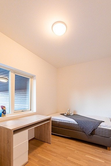 Soverom 2, med skyvedør garderobe. 2 etg Galleribilde